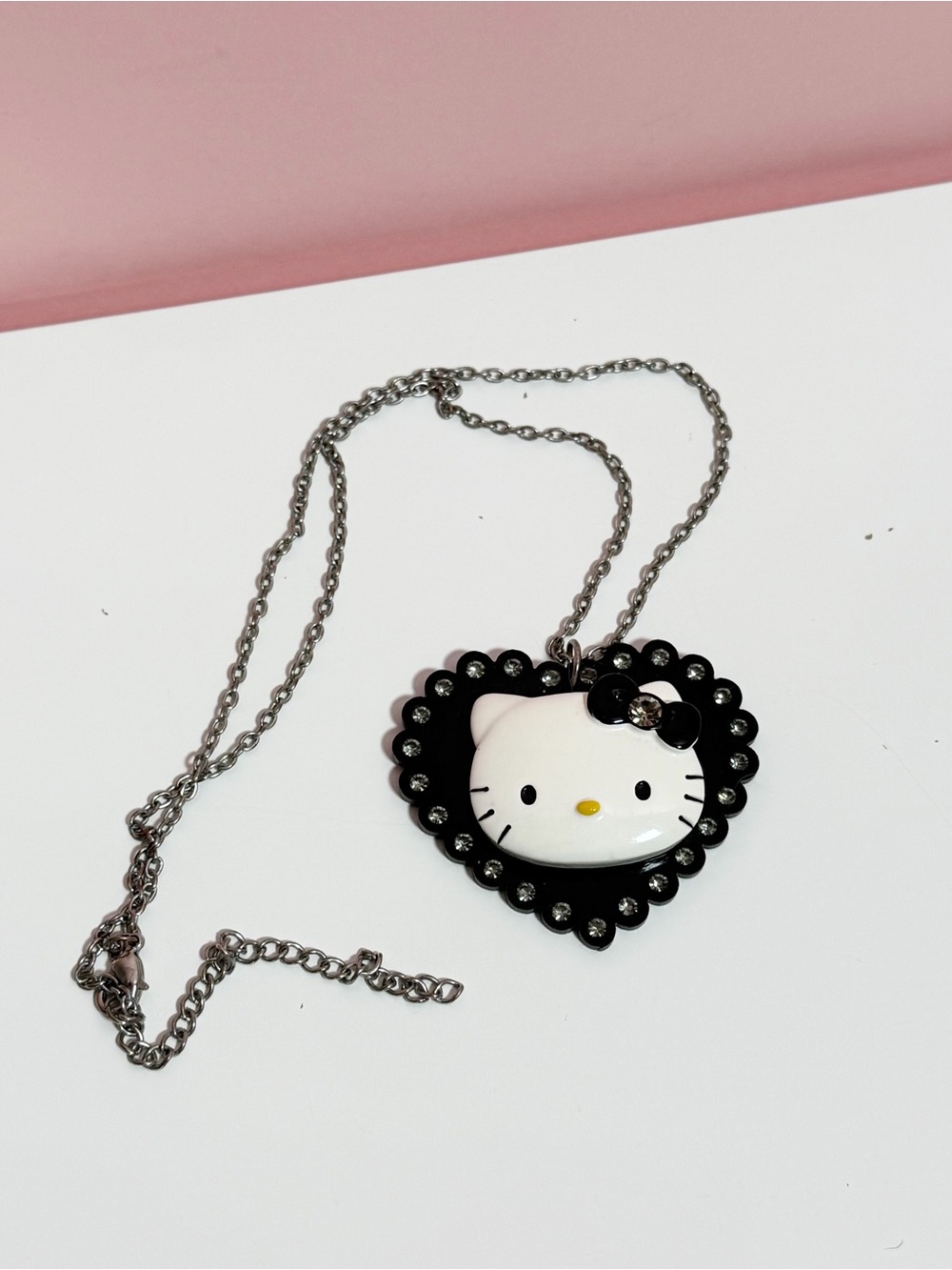 Vintage y2k mcbling emo Sanrio heart shaped hello kitty necklace